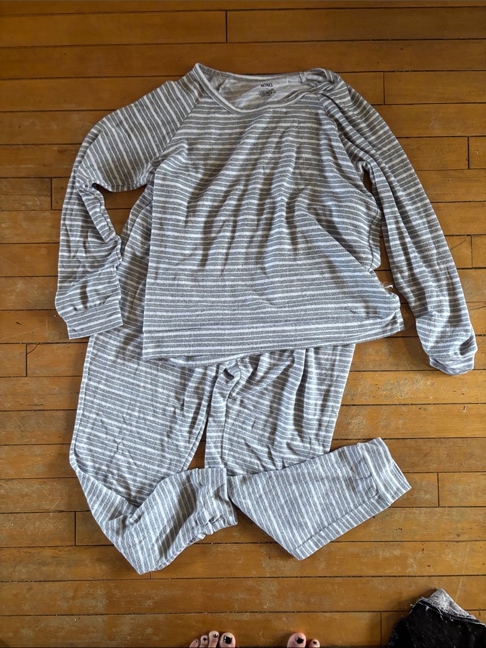 EUC 2 piece Striped Long-Sleeve Pajama Set - Gray